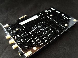 Recenzja karty dźwiękowej AIM SC808 Na zewnętrznej stronie PCB widać chociażby wyżłobienia od separowanych sekcji karty.