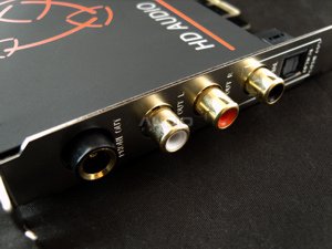 Recenzja karty dźwiękowej AIM SC808 Gniazdo mikrofonowe zostało przesunięte na pokład karty-córki.