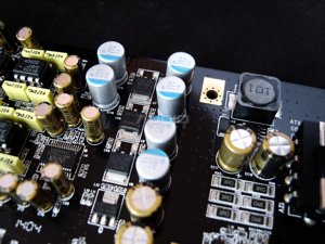 Recenzja karty dźwiękowej AIM SC808 Sensownie zrobiona sekcja zasilania.